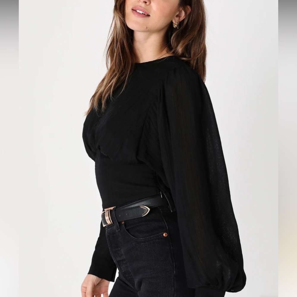 Lulu’s medium black tie-back top.